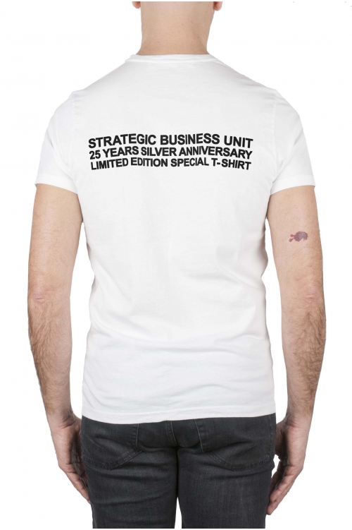 SBU 01787_2021SS Camiseta blanca con cuello redondo estampado aniversario 25 años 01