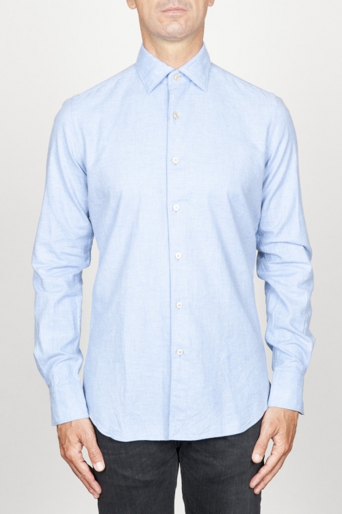 Clásica camisa azul claro de franela de algodón con cuello de punta 