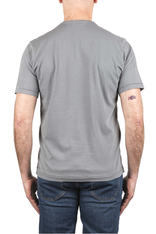 SBU 04653_23AW Camiseta de algodón gris de cuello redondo y bolsillo de parche 01