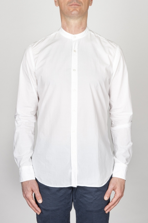 古典的なマンダリンカラーの白い超軽量のコットンシャツ