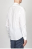 古典的なマンダリンカラーの白い超軽量のコットンシャツ