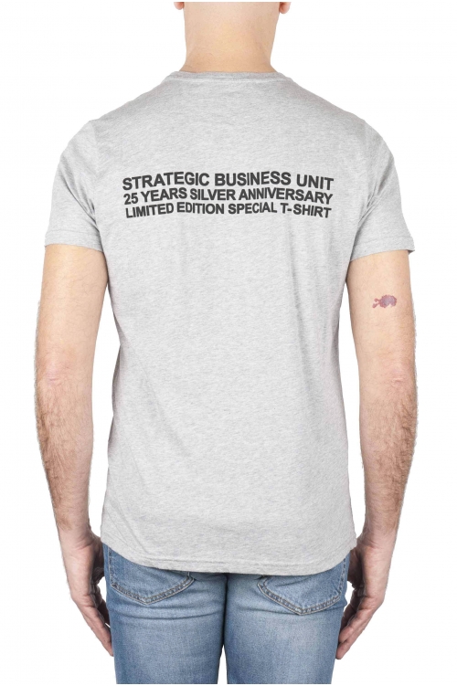 SBU 01789_19AW ラウンドネックグレーTシャツ25周年記念プリント 01
