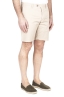 SBU 01956_2020SS Pantalón corto chino ultraligero en algodón elástico beige 02