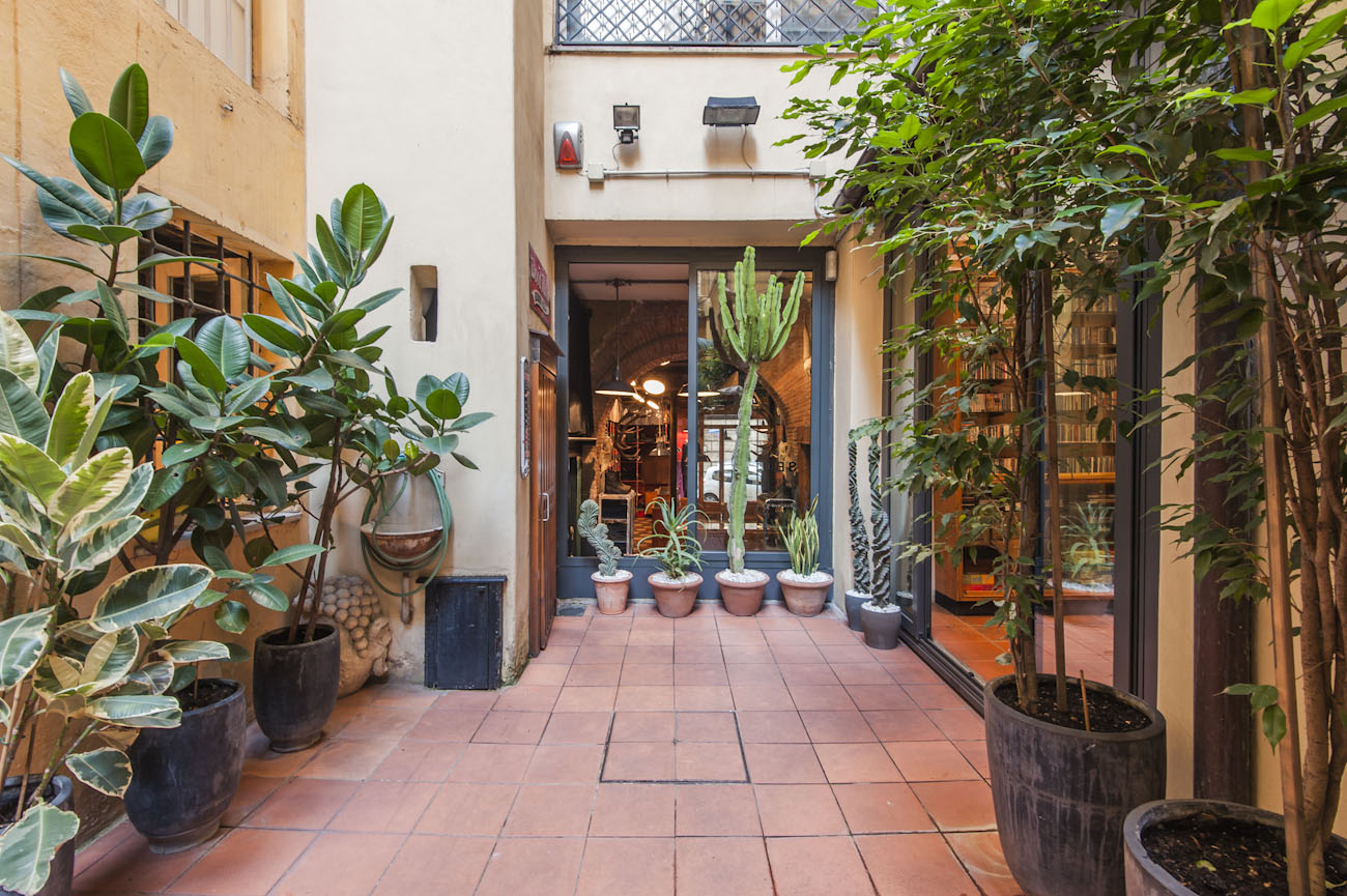 SBU Strategic Business Unit | Via San Pantaleo 68-69 | Roma | Italia | Interno negozio | Cortile giardino